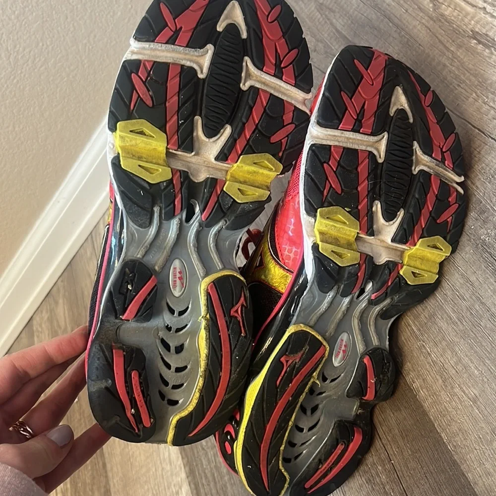 Mizuno Dynomotion Red & Yellow athletic Sneaker size 9.5 - Picture 12 of 13